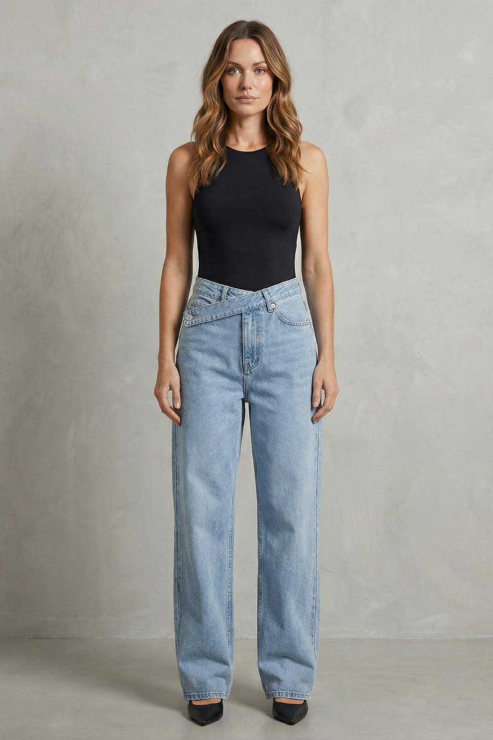 CASILA – ASYMMETRICAL CLOSURE – STRAIGHT-LEG JEANS