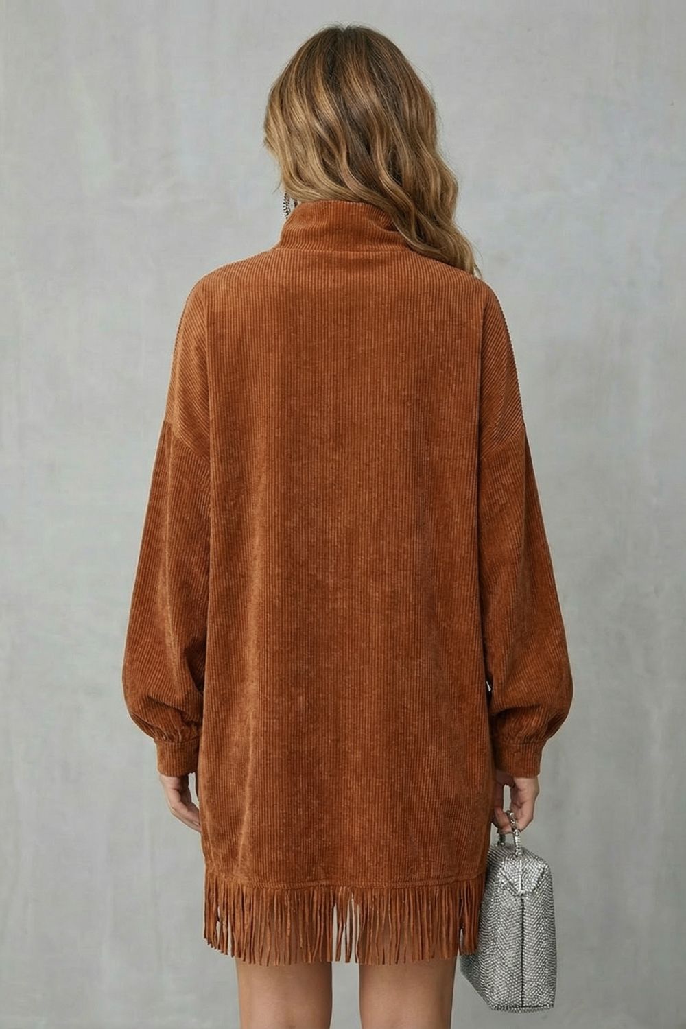 CASTELLAINE | ENCANTO CON FLECOS – MINIVESTIDO DE CUELLO ALTO