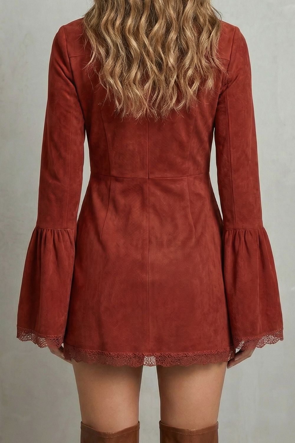 ROSAVINE | ESCOTE BORDADO – MINIVESTIDO DE ANTE SINTÉTICO