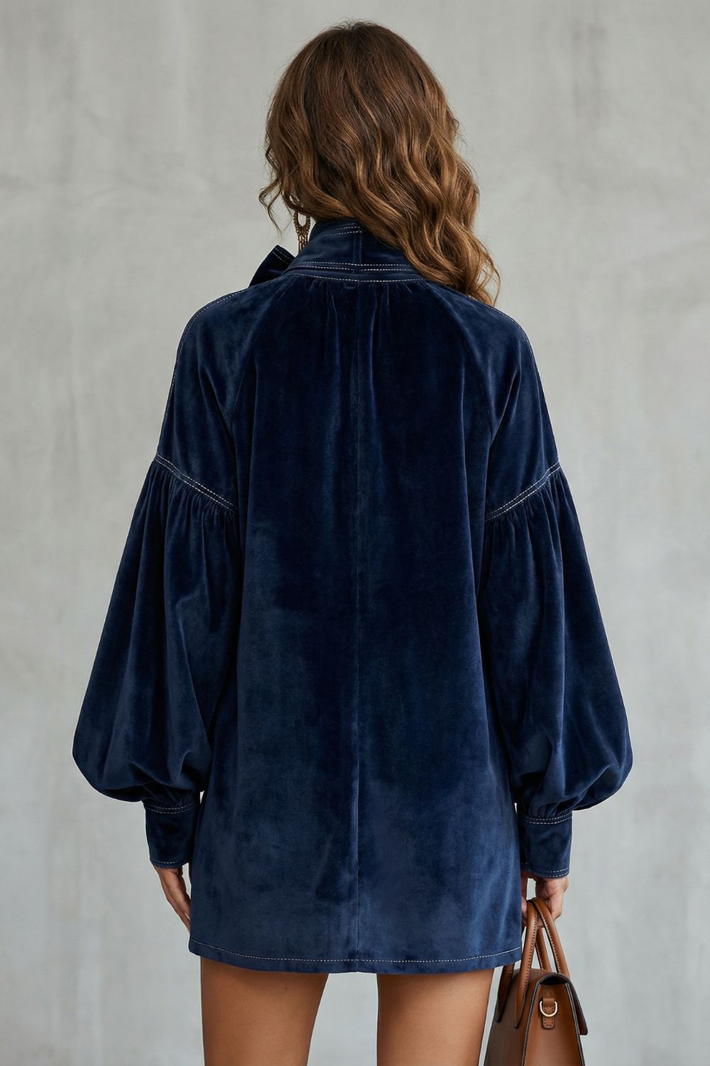 VELOURINE | ELEGANCIA CON ESCOTE DE LAZO – MINIVESTIDO