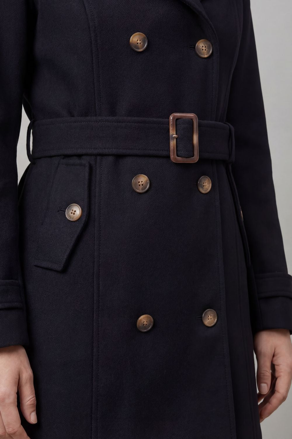 SOLIVANE | ELEGANCIA SASTRE – TRENCH CON CAPUCHA