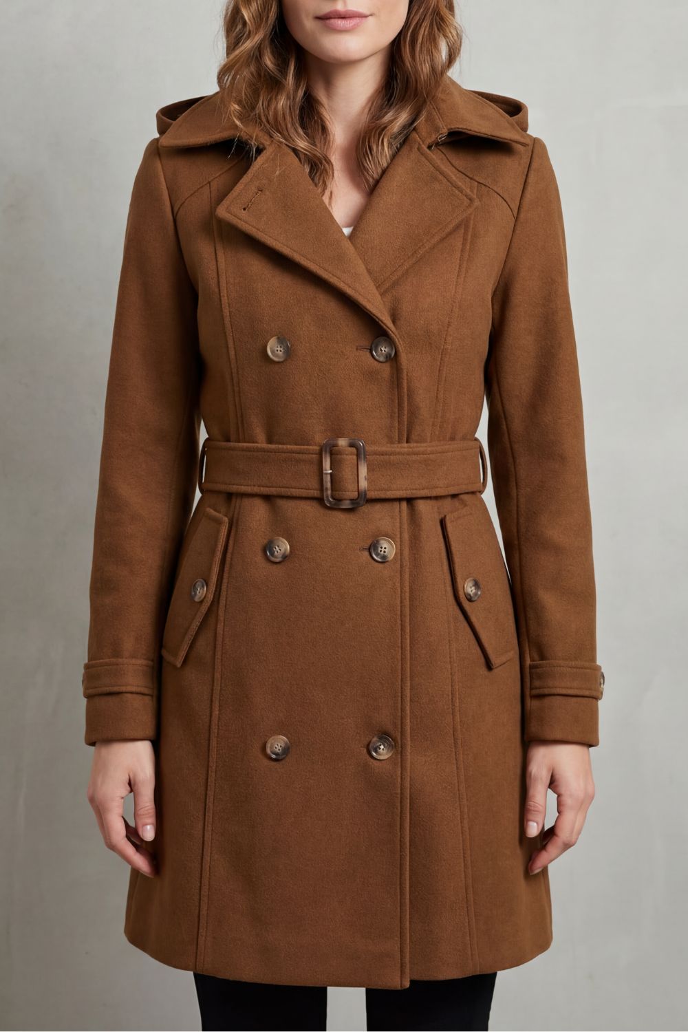 SOLIVANE | ELEGANCIA SASTRE – TRENCH CON CAPUCHA