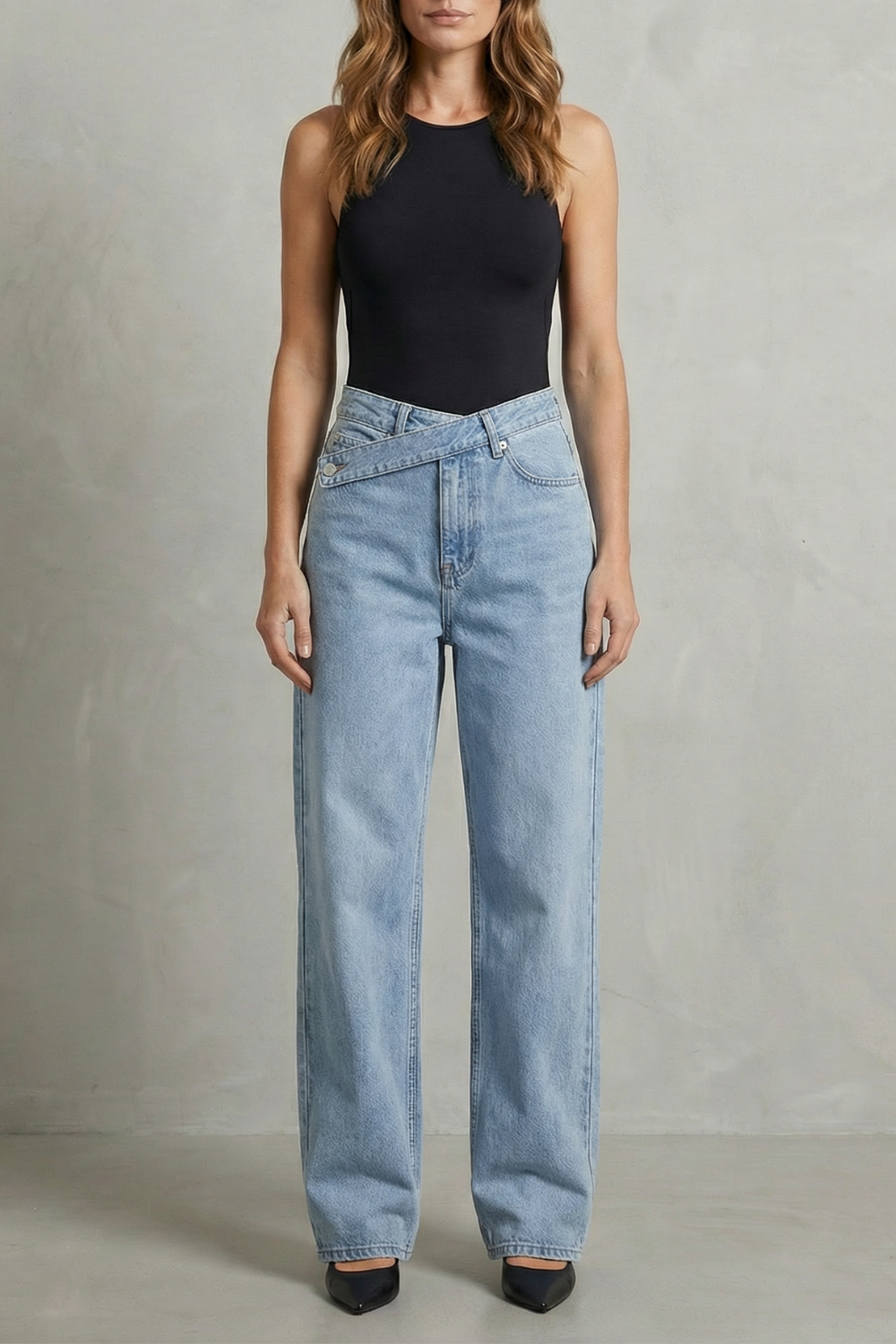 CASILA – ASYMMETRICAL CLOSURE – STRAIGHT-LEG JEANS