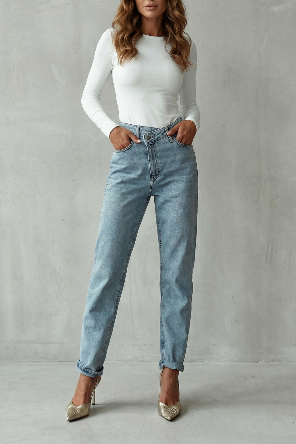 VIRELLINE – ASYMMETRIC BUTTON DETAIL – MOM JEANS