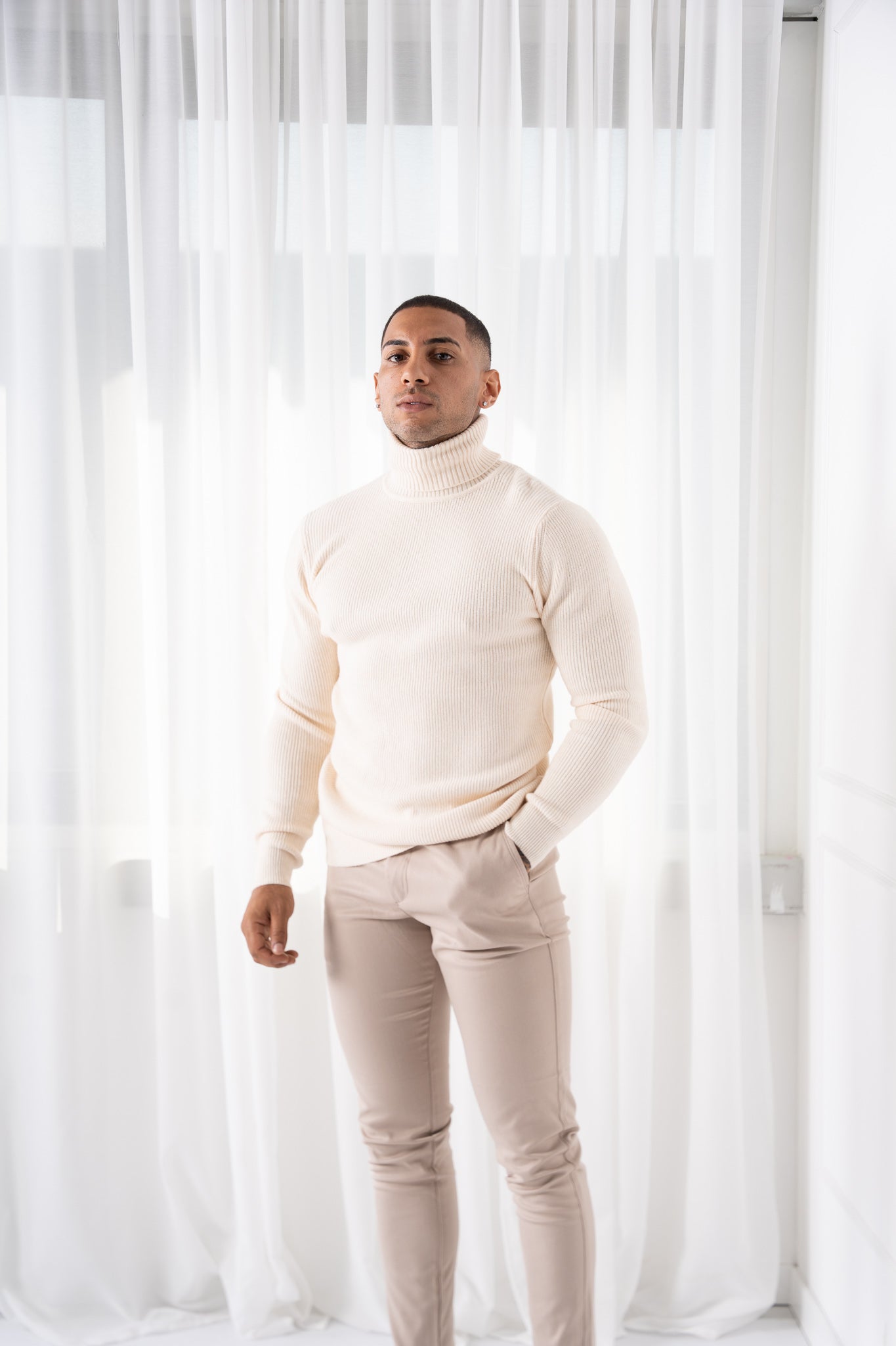 WOOL RIBGEBREIDE CUELLO ALTO